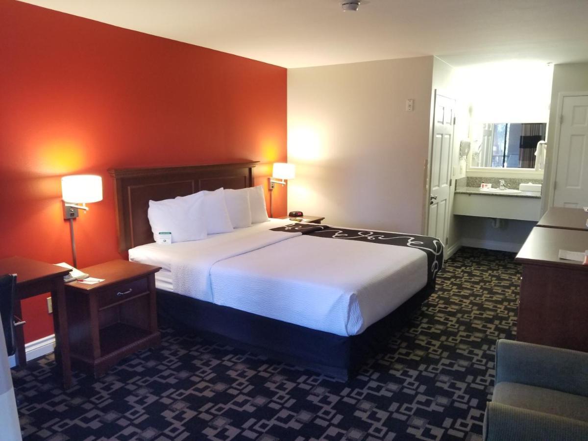 Hotel Ramada By Wyndham Oceanside Exterior foto